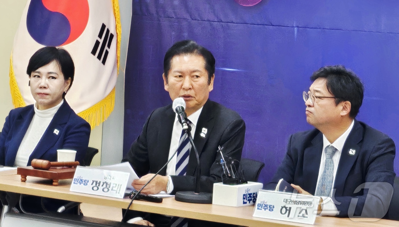 (대구=뉴스1) 남승렬 기자 = 정청래 더불어민주당 대표가 19일 오전 대구 중구 삼덕동 더불어민주당 대구시당 김대중홀에서 열린 현장 최고위원회의에서 발언 하고 있다. 2025.1 …