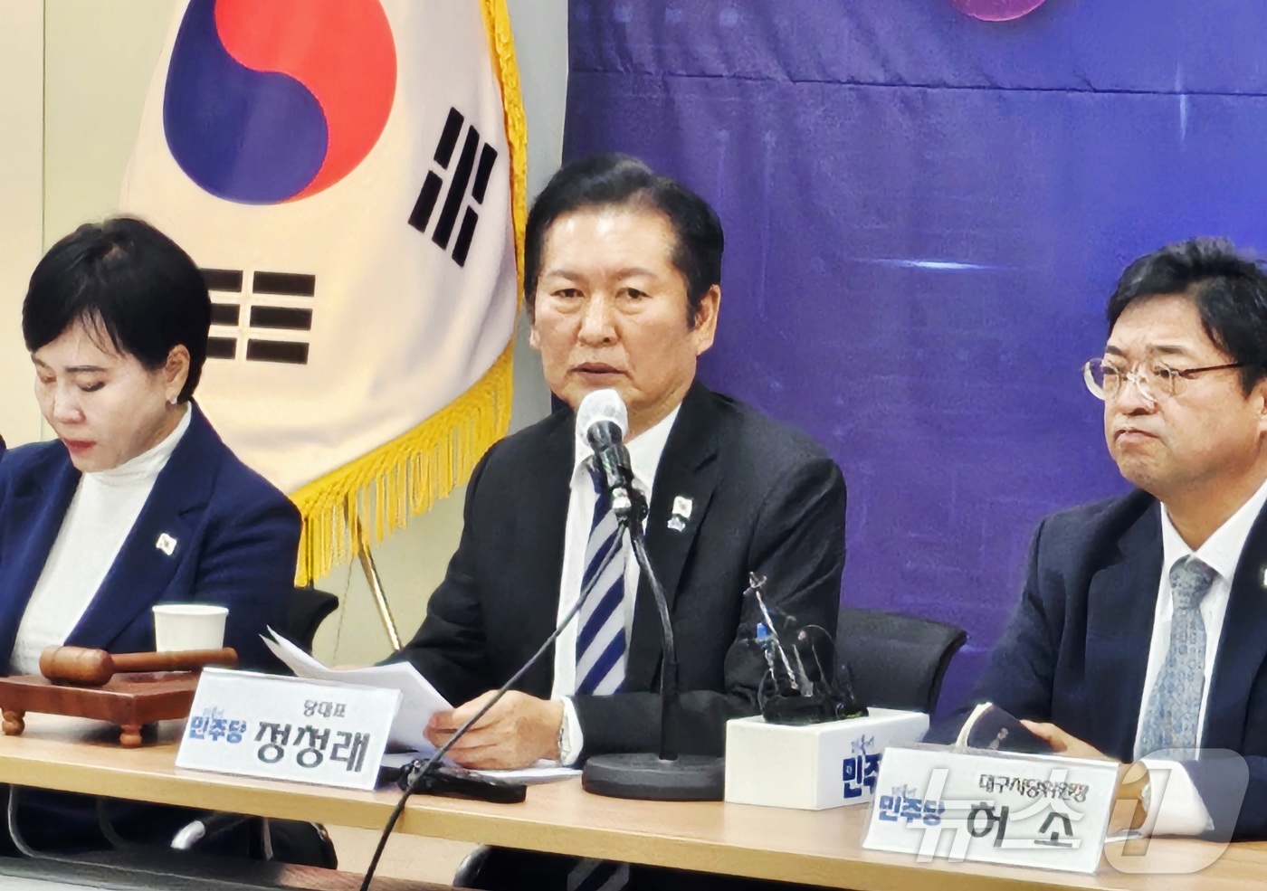 (대구=뉴스1) 남승렬 기자 = 정청래 더불어민주당 대표가 19일 오전 대구 중구 삼덕동 더불어민주당 대구시당 김대중홀에서 열린 현장 최고위원회의에서 발언 하고 있다. 2025.1 …