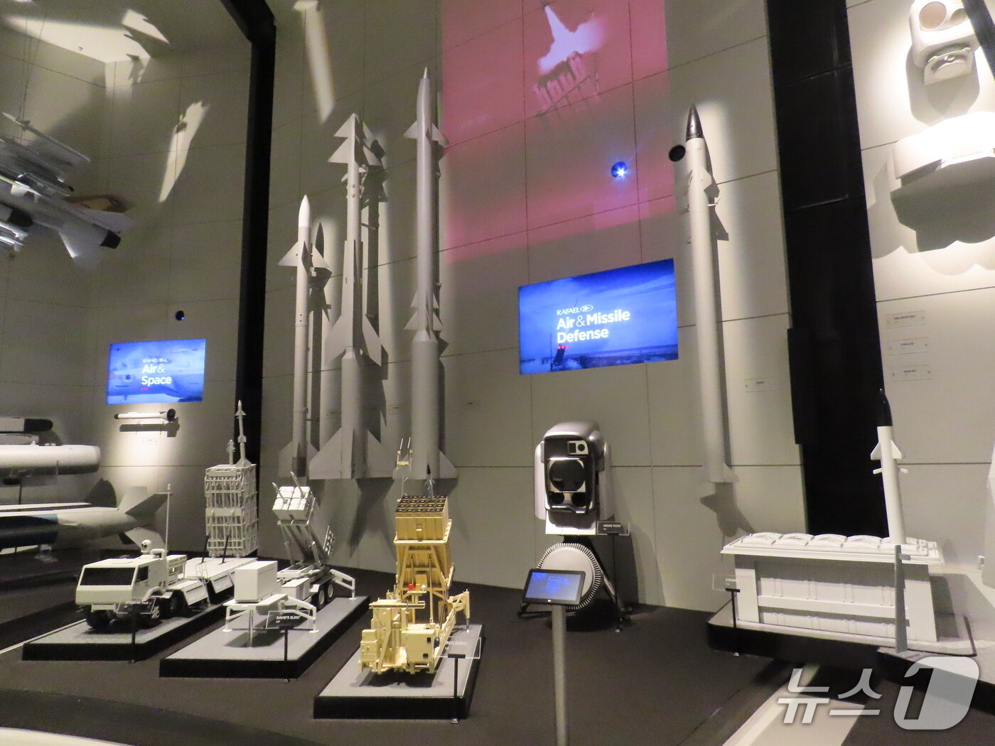 본문 이미지 - 이스라엘 레셈연구소 내 쇼케이스룸에  아이언빔을 비롯해 아이언돔 포대와 대전차 미사일 스파이크 등의 모형이 전시돼 있다. 출처: 라파엘