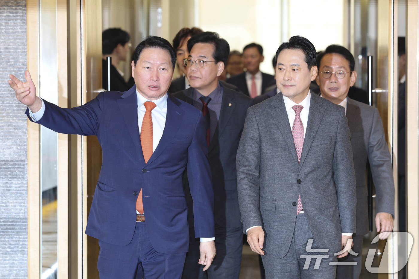 (서울=뉴스1) 박지혜 기자 = 장동혁 국민의힘 대표와 최태원 대한상공회의소 회장이 19일 서울 중구 대한상공회의소에서 열린 '국민의힘-대한상공회의소 정책간담회'를 위해 이동하고 …