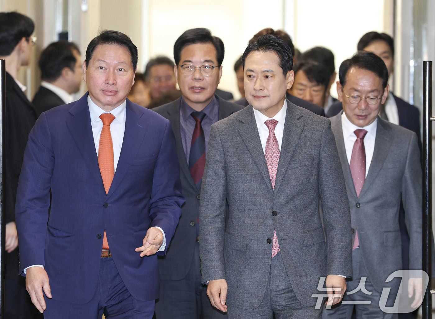 (서울=뉴스1) 박지혜 기자 = 장동혁 국민의힘 대표와 최태원 대한상공회의소 회장이 19일 서울 중구 대한상공회의소에서 열린 '국민의힘-대한상공회의소 정책간담회'를 위해 이동하고 …