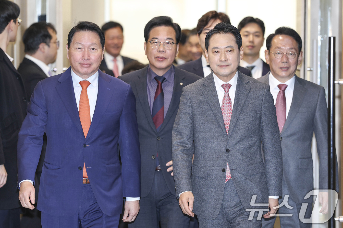 (서울=뉴스1) 박지혜 기자 = 장동혁 국민의힘 대표와 최태원 대한상공회의소 회장이 19일 서울 중구 대한상공회의소에서 열린 '국민의힘-대한상공회의소 정책간담회'를 위해 이동하고 …