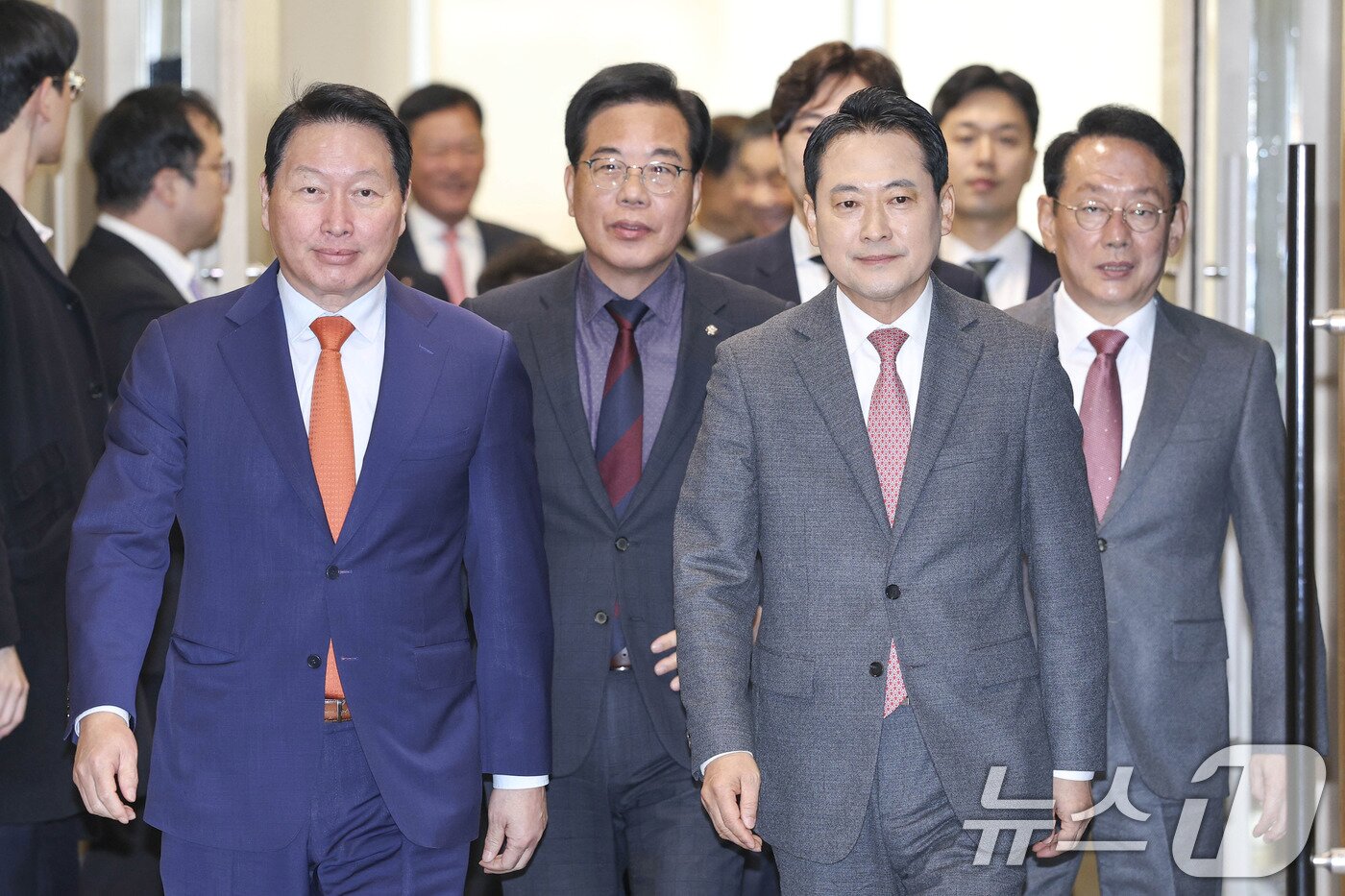 본문 이미지 - 장동혁 국민의힘 대표와 최태원 대한상공회의소 회장이 19일 서울 중구 대한상공회의소에서 열린 '국민의힘-대한상공회의소 정책간담회'를 위해 이동하고 있다. (공동취재) 2025.11.19/뉴스1 ⓒ News1 박지혜 기자