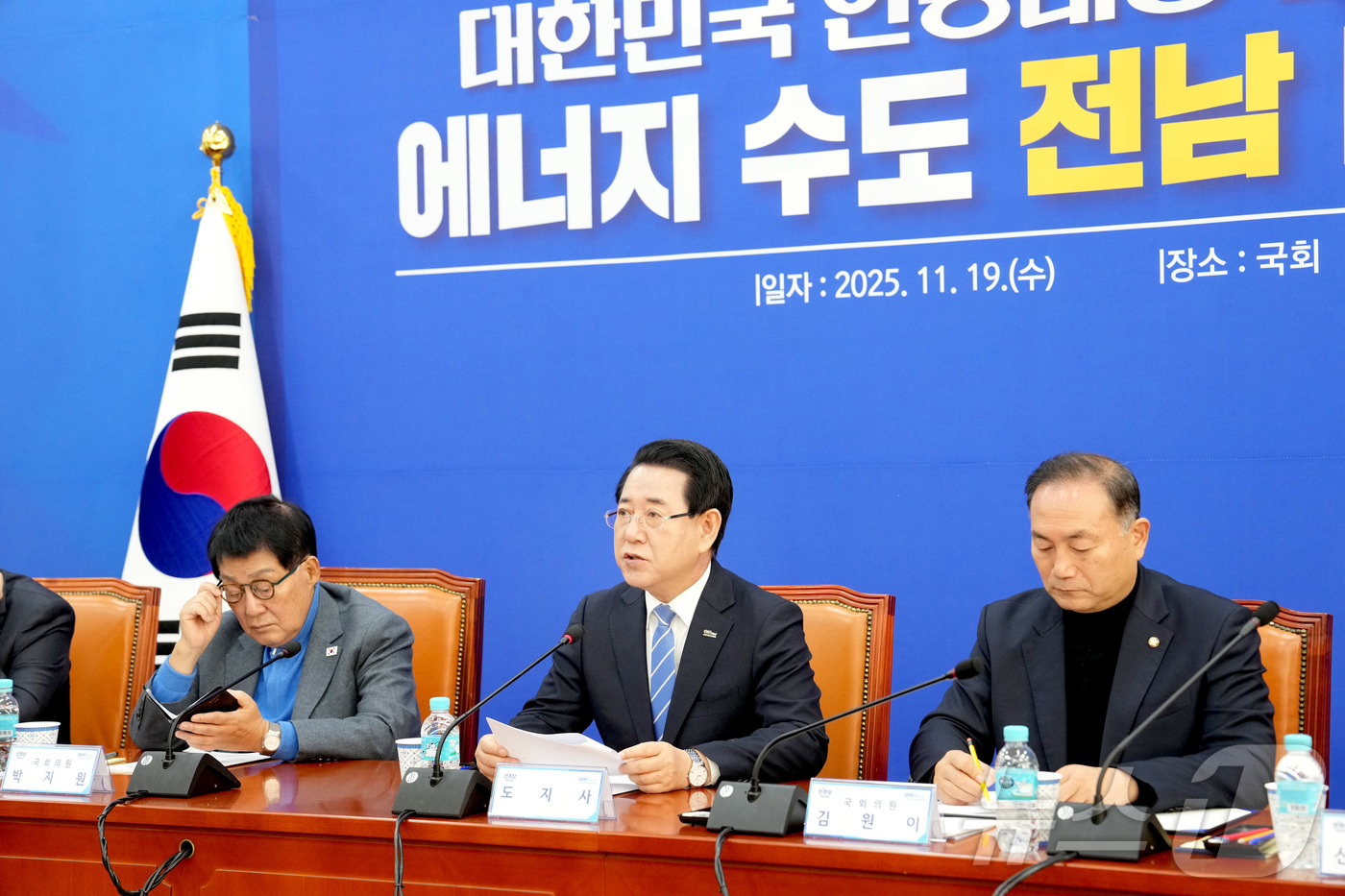 (무안=뉴스1) 전원 기자 = 김영록 전라남도지사가 19일 서울 국회 민주당 원내대표 회의실에서 열린 전남 국회의원-전라남도 ‘인공태양 연구시설 나주 유치 촉구’ 공동결의 행사에서 …