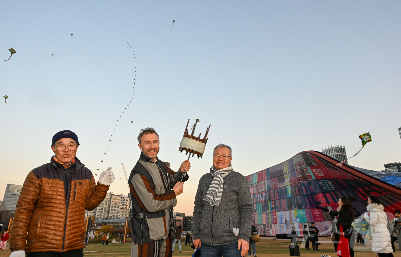 (서울=뉴스1) = 세계적인 디자이너 토마스 헤더윅이 17일 서울 종로구 열린송현 녹지광장에서 열린 '제5회 서울도시건축비엔날레' 폐막식에서 세계적인 연날리기 명장 리기태(한국연협 …