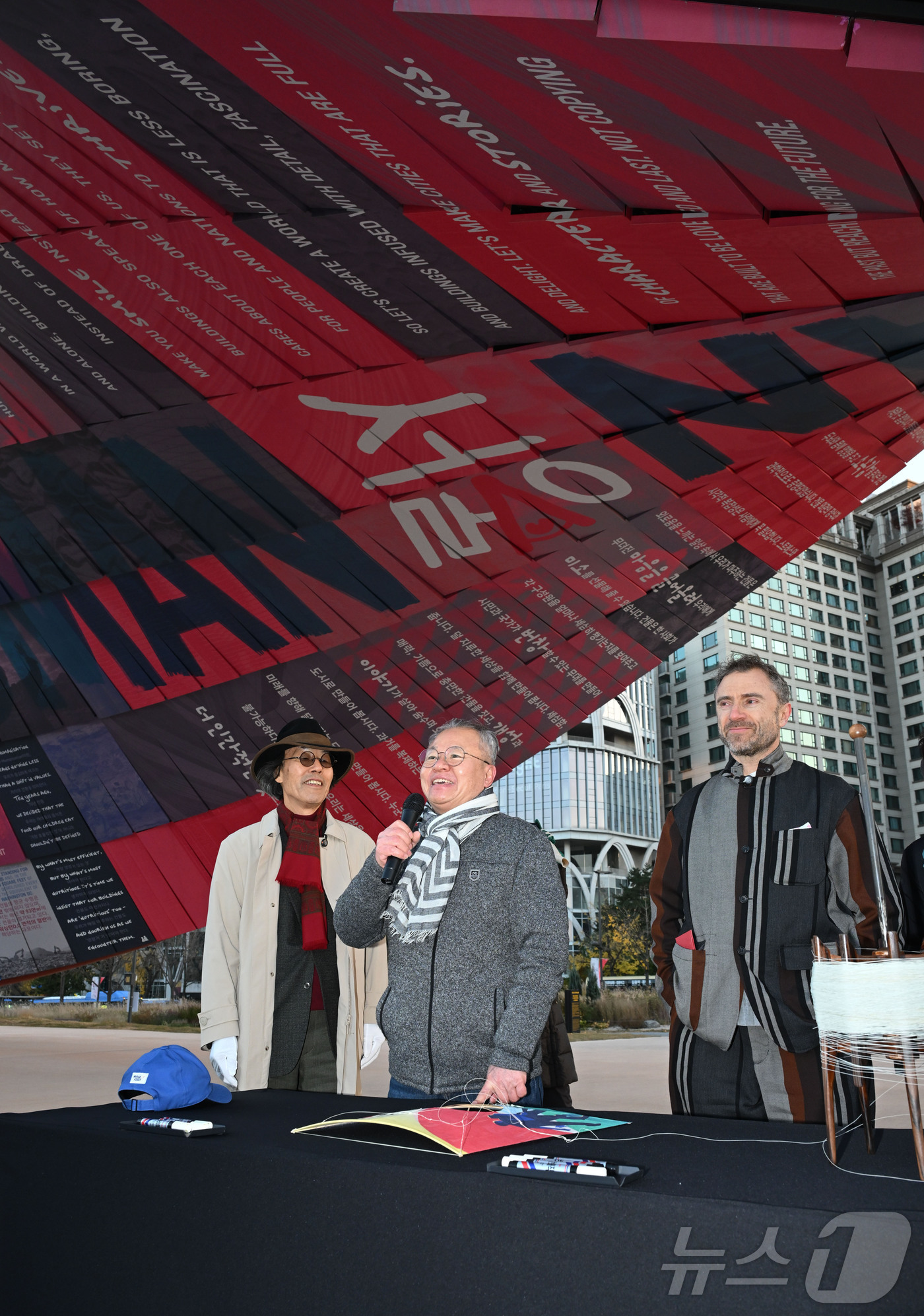 (서울=뉴스1) = 리기태 명장(한국연협회·리기태연보존회 회장)이 17일 서울 종로구 열린송현 녹지광장에서 열린 '제5회 서울도시건축비엔날레' 폐막식에서 비엔날레 총감독을 맡은 세 …