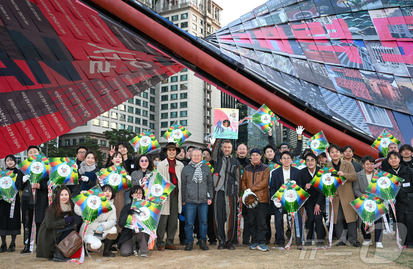 (서울=뉴스1) = 17일 서울 종로구 열린송현 녹지광장에서 열린 '제5회 서울도시건축비엔날레' 폐막식에서 비엔날레 총감독을 맡은 세계적인 디자이너 토마스 헤더윅과 대한민국 연날리 …