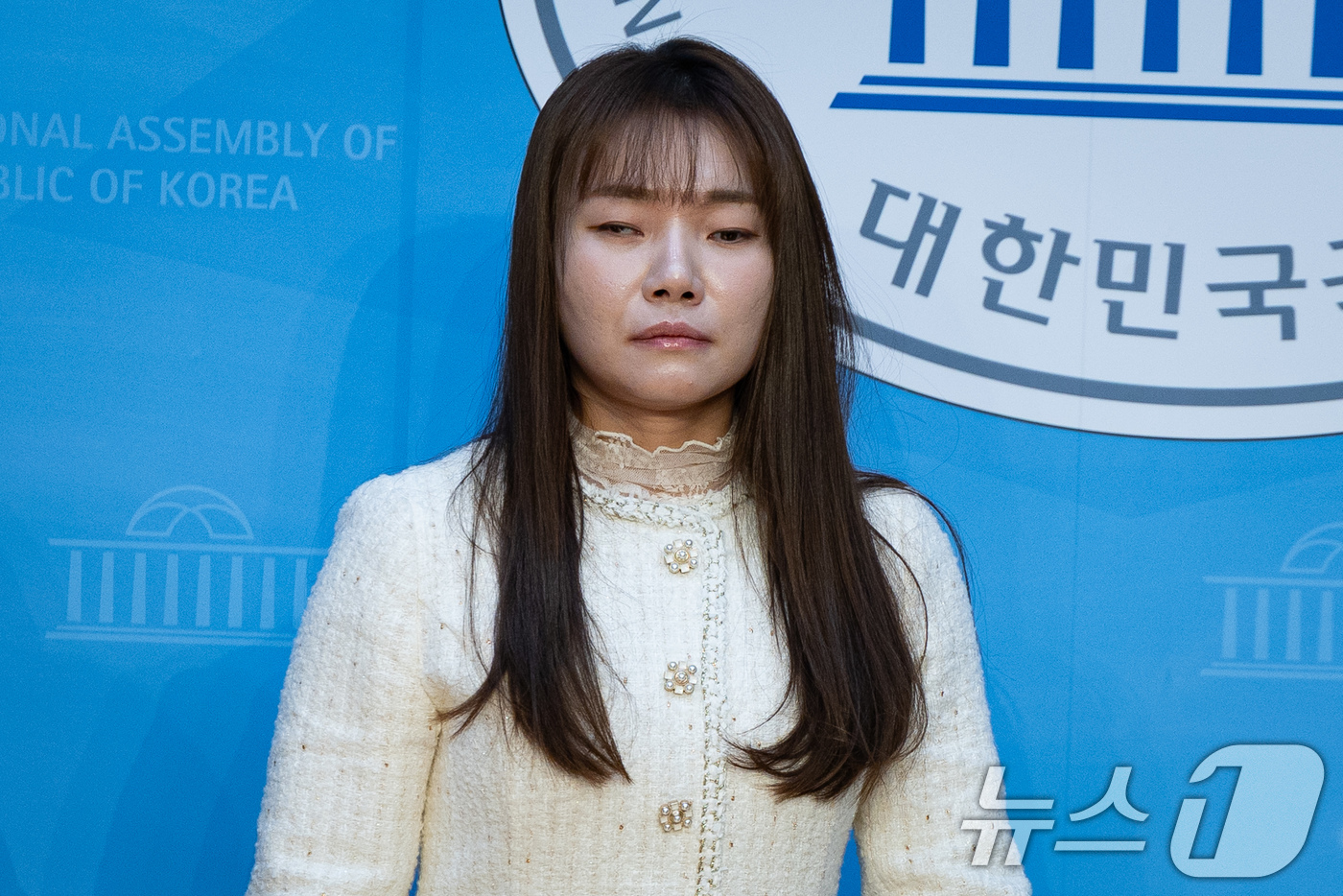 (서울=뉴스1) 유승관 기자 = 김예지 국민의힘 의원이 19일 서울 여의도 국회 소통관에서 열린 학대에 취약한 아동·노인·중증장애인을 위한 법안 발의 기자회견에 참석하고 있다. 김 …