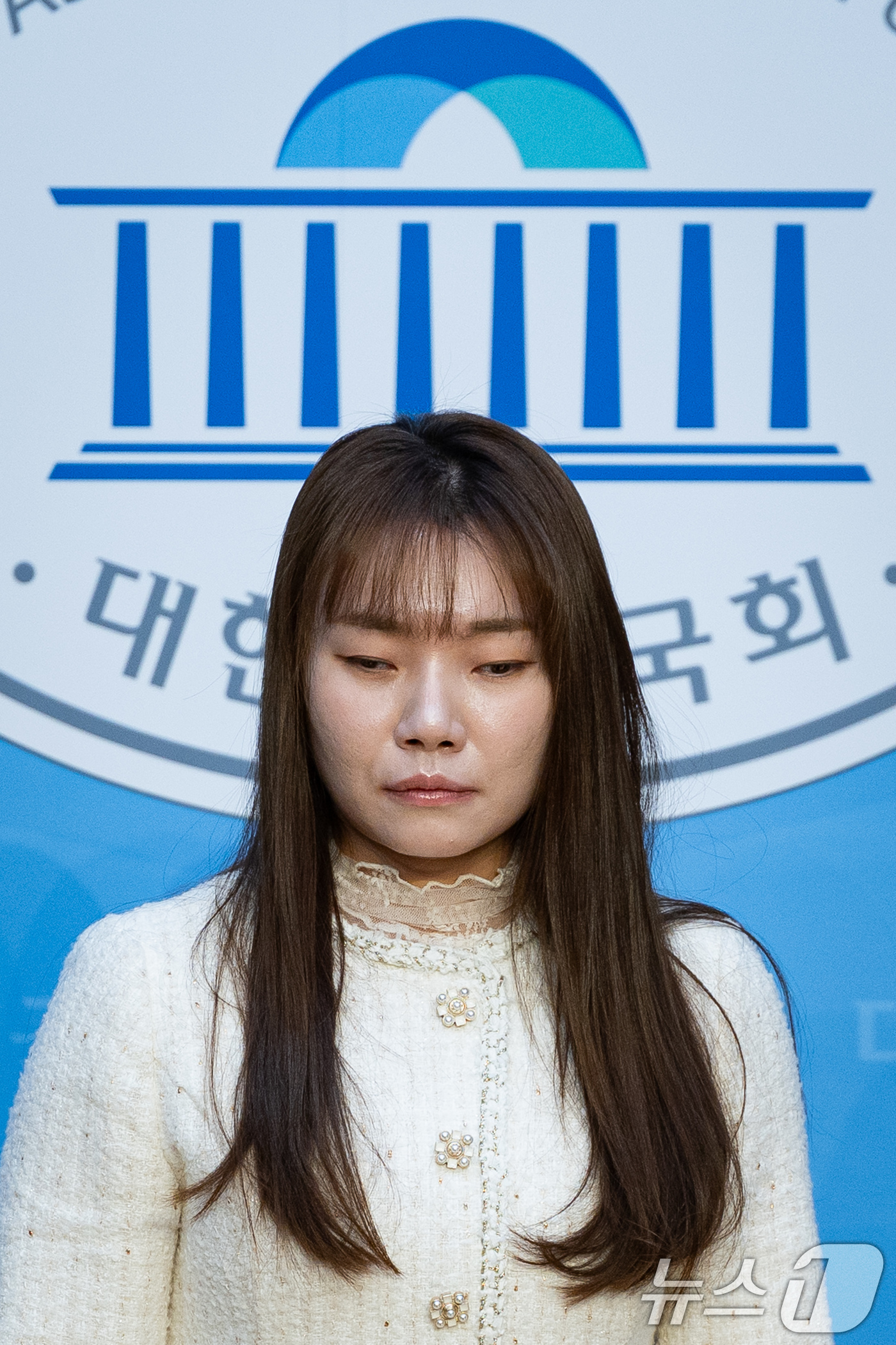 (서울=뉴스1) 유승관 기자 = 김예지 국민의힘 의원이 19일 서울 여의도 국회 소통관에서 열린 학대에 취약한 아동·노인·중증장애인을 위한 법안 발의 기자회견에 참석하고 있다. 김 …