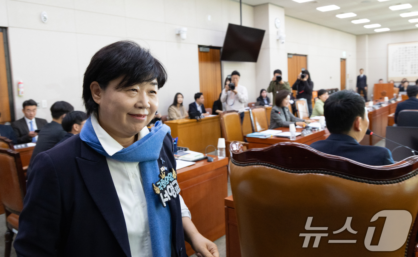 (서울=뉴스1) 이승배 기자 = 19일 서울 여의도 국회에서 열린 제429회국회(정기회) 법제사법위원회 제5차 법안심사제1소위원회에서 서영교 더불어민주당 의원이 자리로 향하고 있다 …