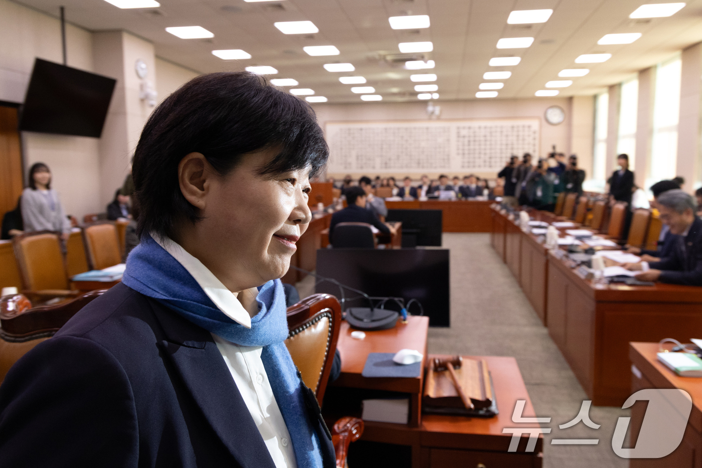 (서울=뉴스1) 이승배 기자 = 19일 서울 여의도 국회에서 열린 제429회국회(정기회) 법제사법위원회 제5차 법안심사제1소위원회에서 서영교 더불어민주당 의원이 자리로 향하고 있다 …