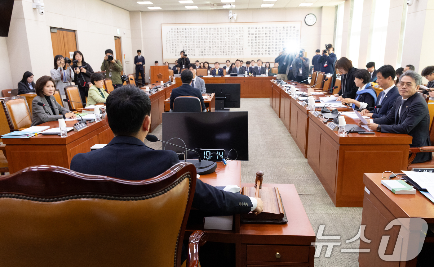 (서울=뉴스1) 이승배 기자 = 19일 서울 여의도 국회에서 열린 제429회국회(정기회) 법제사법위원회 제5차 법안심사제1소위원회에서 김용민 위원장이 의사봉을 두드리고 있다. 20 …