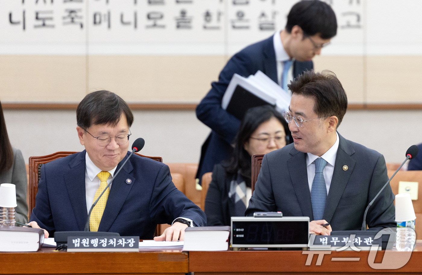 (서울=뉴스1) 이승배 기자 = 이진수 법무부 차관이 19일 서울 여의도 국회에서 열린 제429회국회(정기회) 법제사법위원회 제5차 법안심사제1소위원회에 출석해 배형원 법원행정처 …