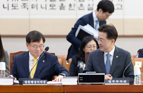 배형원 차장과 대화하는 이진수 차관