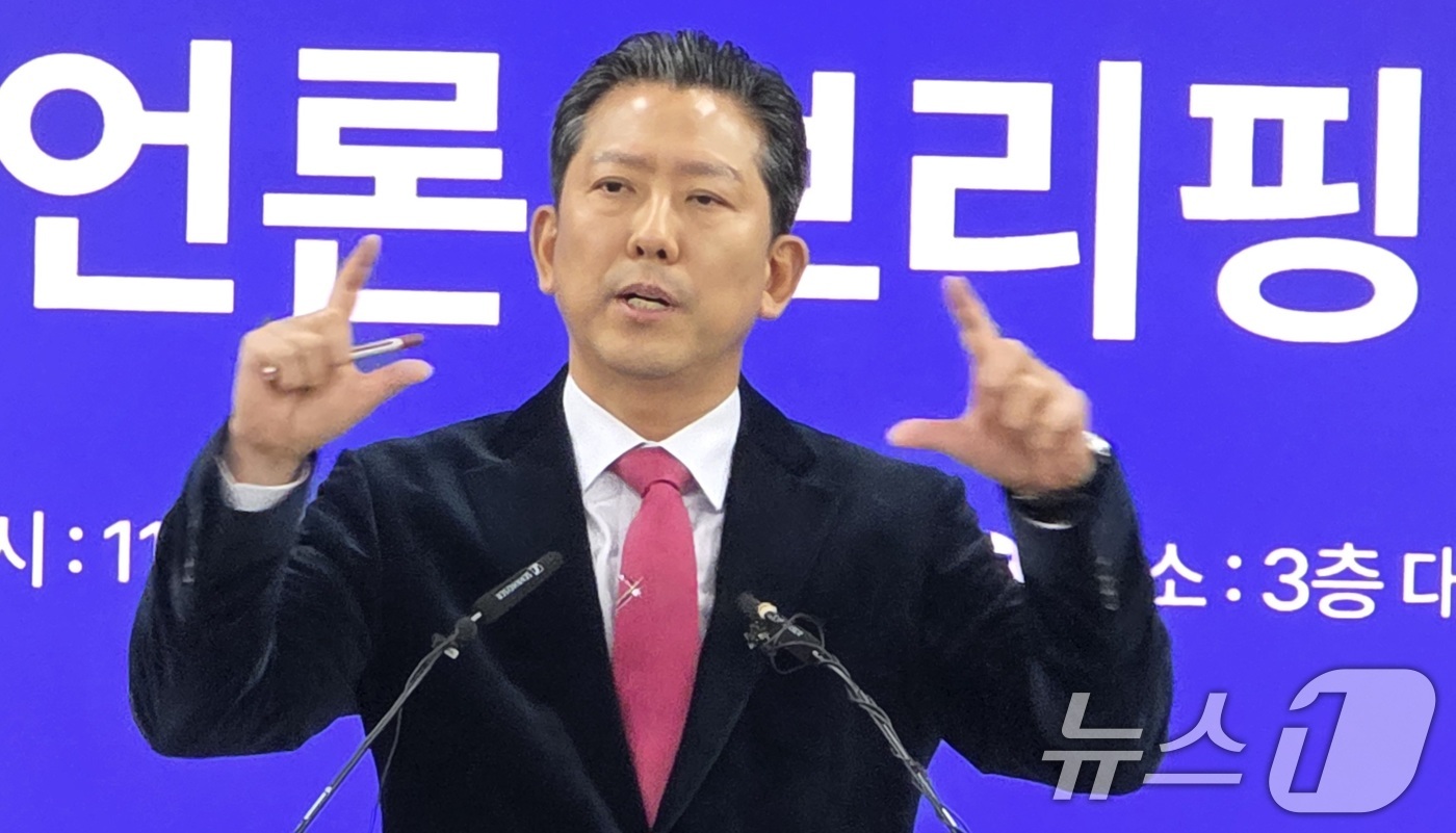 (구미=뉴스1) 정우용 기자 = 김장호 구미시장이 19일 시청에서 '혁신이 만든 100만 축제 기적' 언론 브리핑을 하고 있다.김 시장은 "구미시가 가진 것에서 아이디어를 얻자는 …