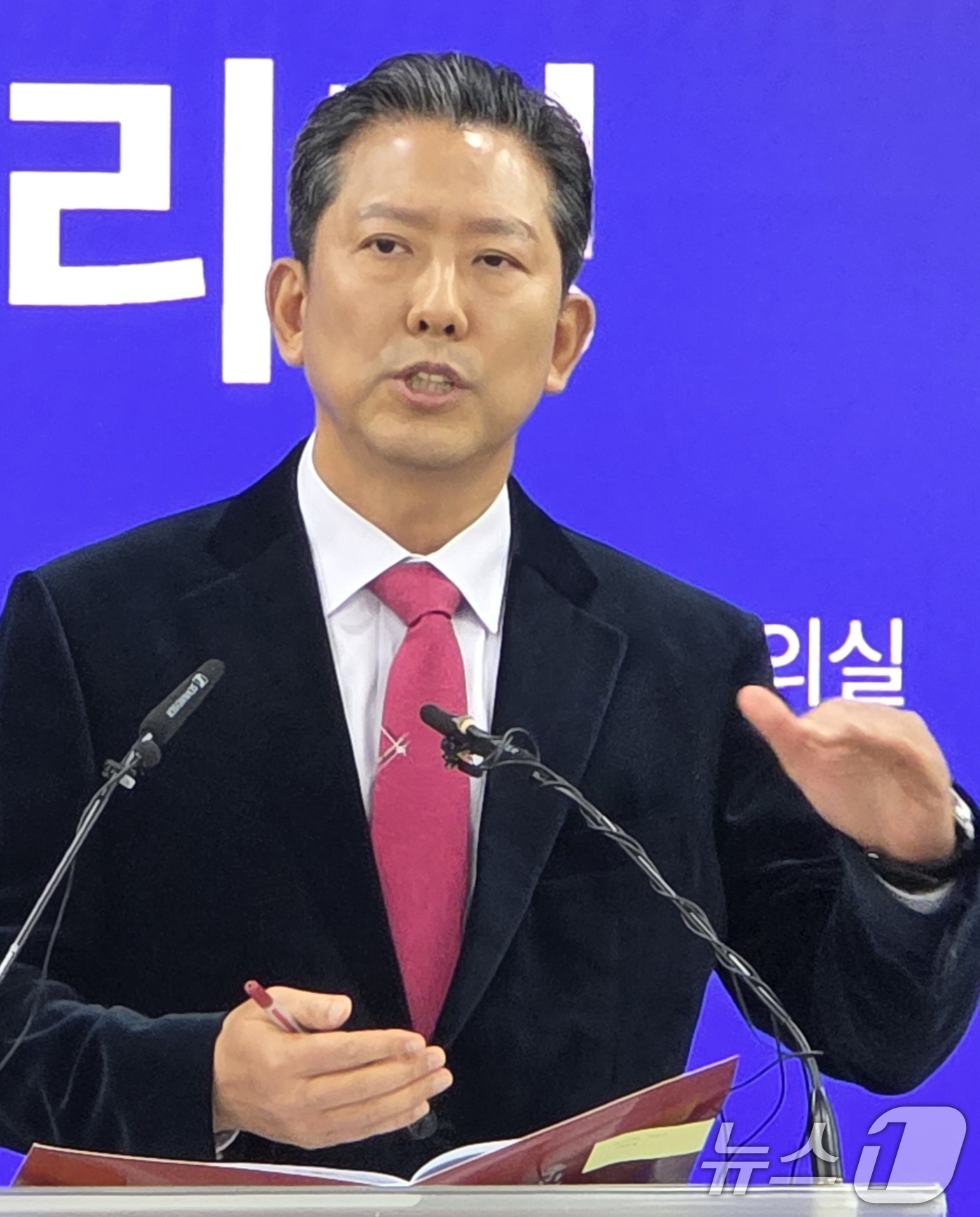 (구미=뉴스1) 정우용 기자 = 김장호 구미시장이 19일 시청에서 '혁신이 만든 100만 축제 기적' 언론 브리핑을 하고 있다.김 시장은 "구미시가 가진 것에서 아이디어를 얻자는 …