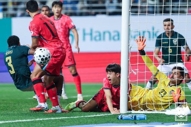 이재성 부상 막은 볼리비아…에스코트 키즈에 점퍼 덮어준 가나