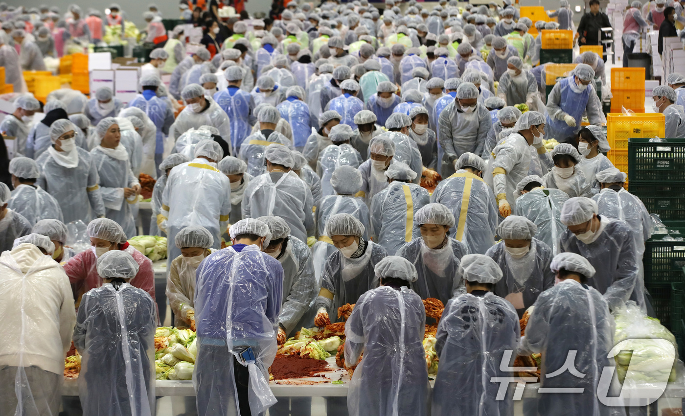 (부산=뉴스1) 윤일지 기자 = 19일 부산 해운대구 벡스코 제2전시장에서 열린 '2025 사랑의 김치나눔 한마당'에서 자원봉사자들이 김장을 하고 있다.후원 기업·기관 임직원, 자 …