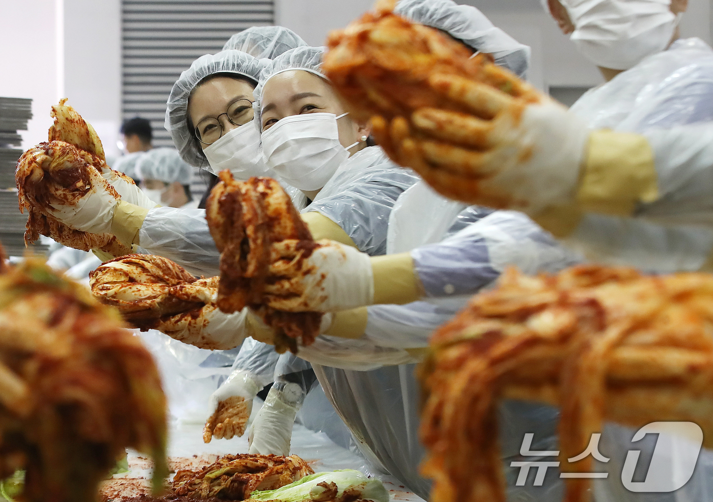 (부산=뉴스1) 윤일지 기자 = 19일 부산 해운대구 벡스코 제2전시장에서 열린 '2025 사랑의 김치나눔 한마당'에서 자원봉사자들이 김장을 하고 있다.후원 기업·기관 임직원, 자 …