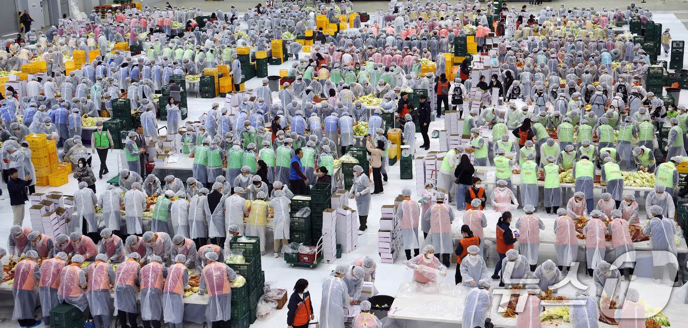 (부산=뉴스1) 윤일지 기자 = 19일 부산 해운대구 벡스코 제2전시장에서 열린 '2025 사랑의 김치나눔 한마당'에서 자원봉사자들이 김장을 하고 있다.후원 기업·기관 임직원, 자 …