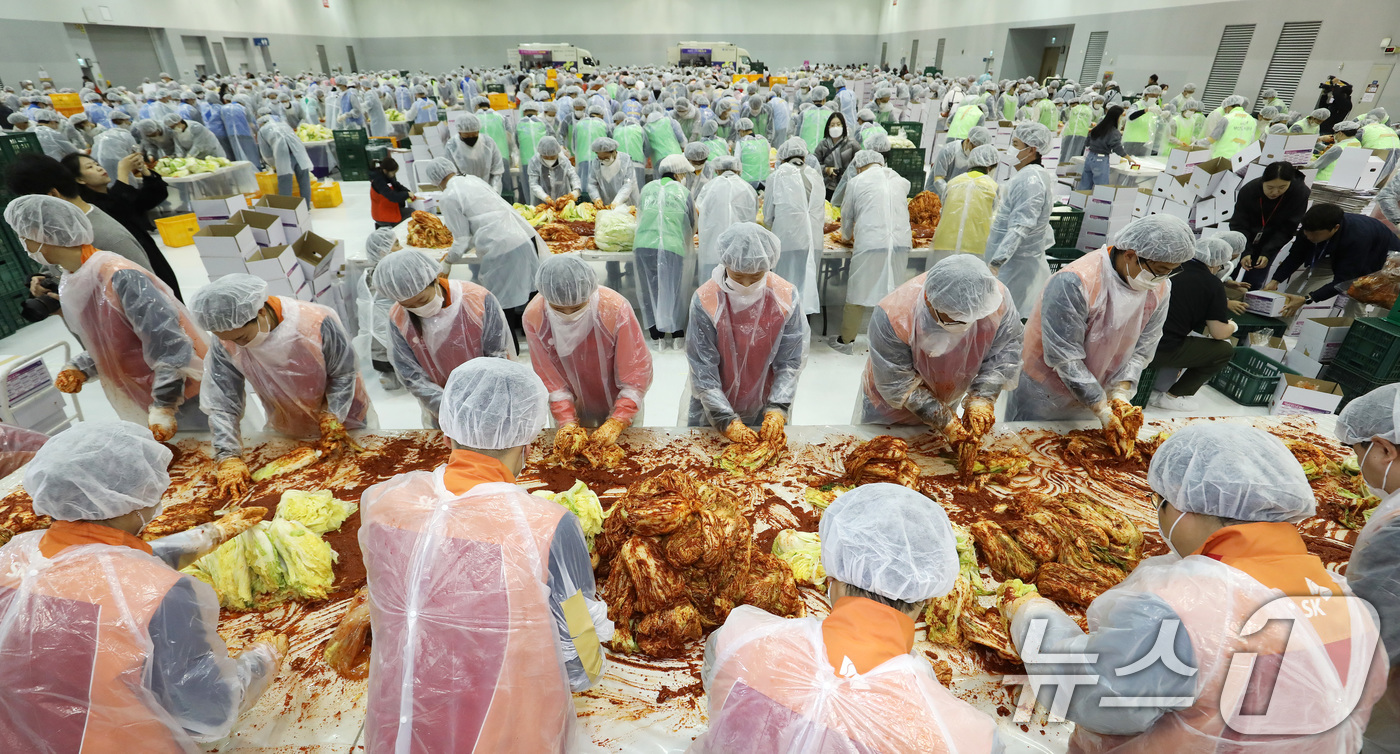 (부산=뉴스1) 윤일지 기자 = 19일 부산 해운대구 벡스코 제2전시장에서 열린 '2025 사랑의 김치나눔 한마당'에서 자원봉사자들이 김장을 하고 있다.후원 기업·기관 임직원, 자 …