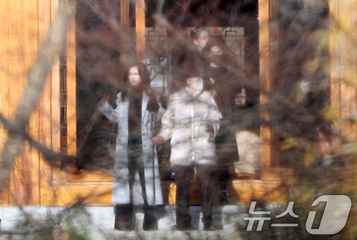 (용인=뉴스1) 김영운 기자 = 19일 오전 경기 용인시 처인구 호암미술관 인근 선영에서 열린 삼성그룹 창업주 호암 이병철 선대 회장의 38주기 추도식에 홍라희 삼성미술관 리움 명 …