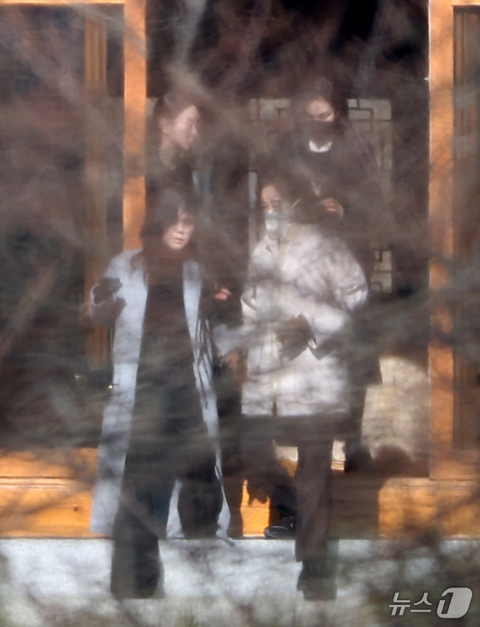 (용인=뉴스1) 김영운 기자 = 19일 오전 경기 용인시 처인구 호암미술관 인근 선영에서 열린 삼성그룹 창업주 호암 이병철 선대 회장의 38주기 추도식에 홍라희 삼성미술관 리움 명 …