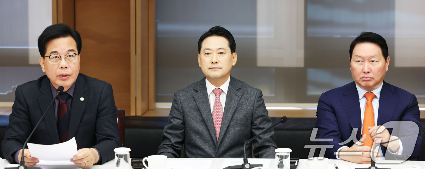 (서울=뉴스1) 박지혜 기자 = 송언석 국민의힘 원내대표가 19일 서울 중구 대한상공회의소 챔버라운지에서 열린 '국민의힘-대한상공회의소 정책간담회'에서 모두 발언을 하고 있다.(공 …