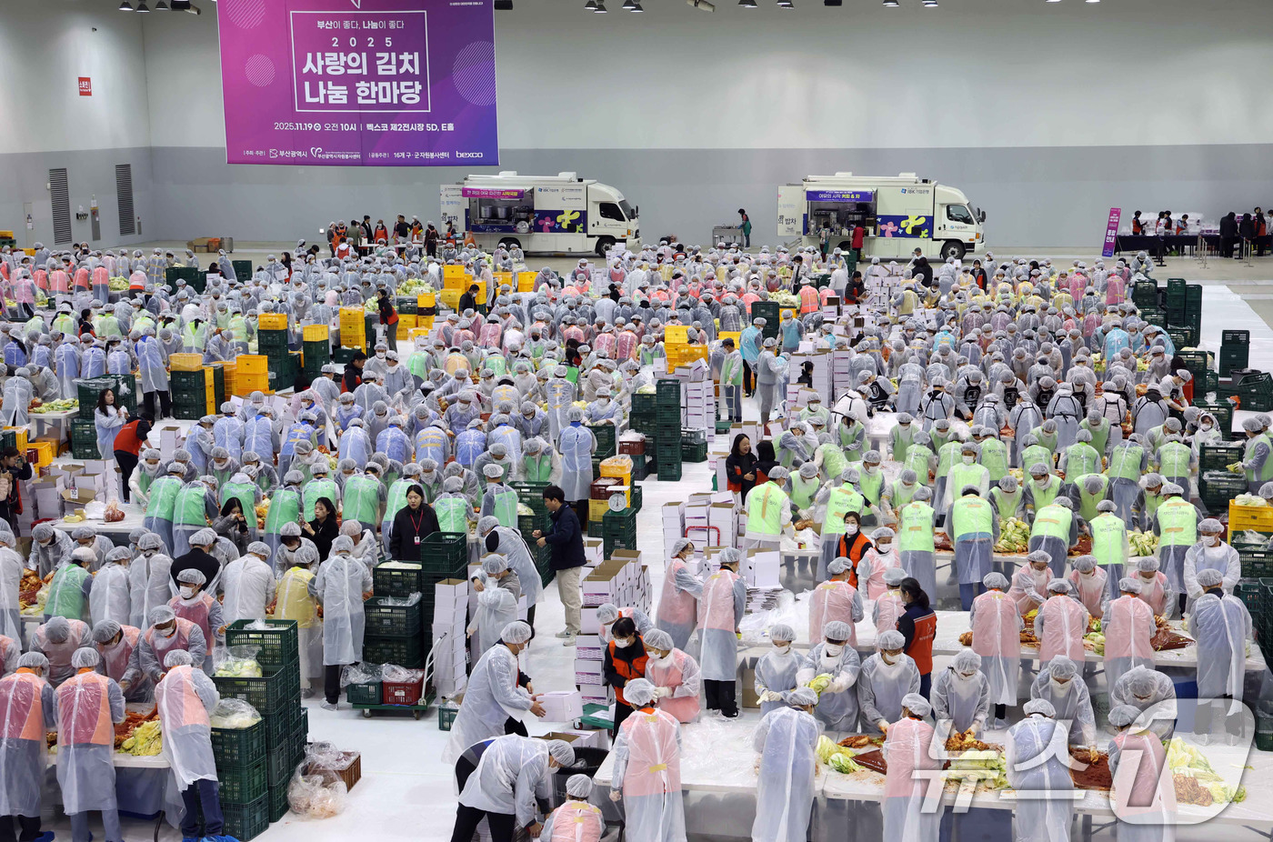 (부산=뉴스1) 윤일지 기자 = 19일 부산 해운대구 벡스코 제2전시장에서 열린 '2025 사랑의 김치나눔 한마당'에서 자원봉사자들이 김장을 하고 있다.후원 기업·기관 임직원, 자 …