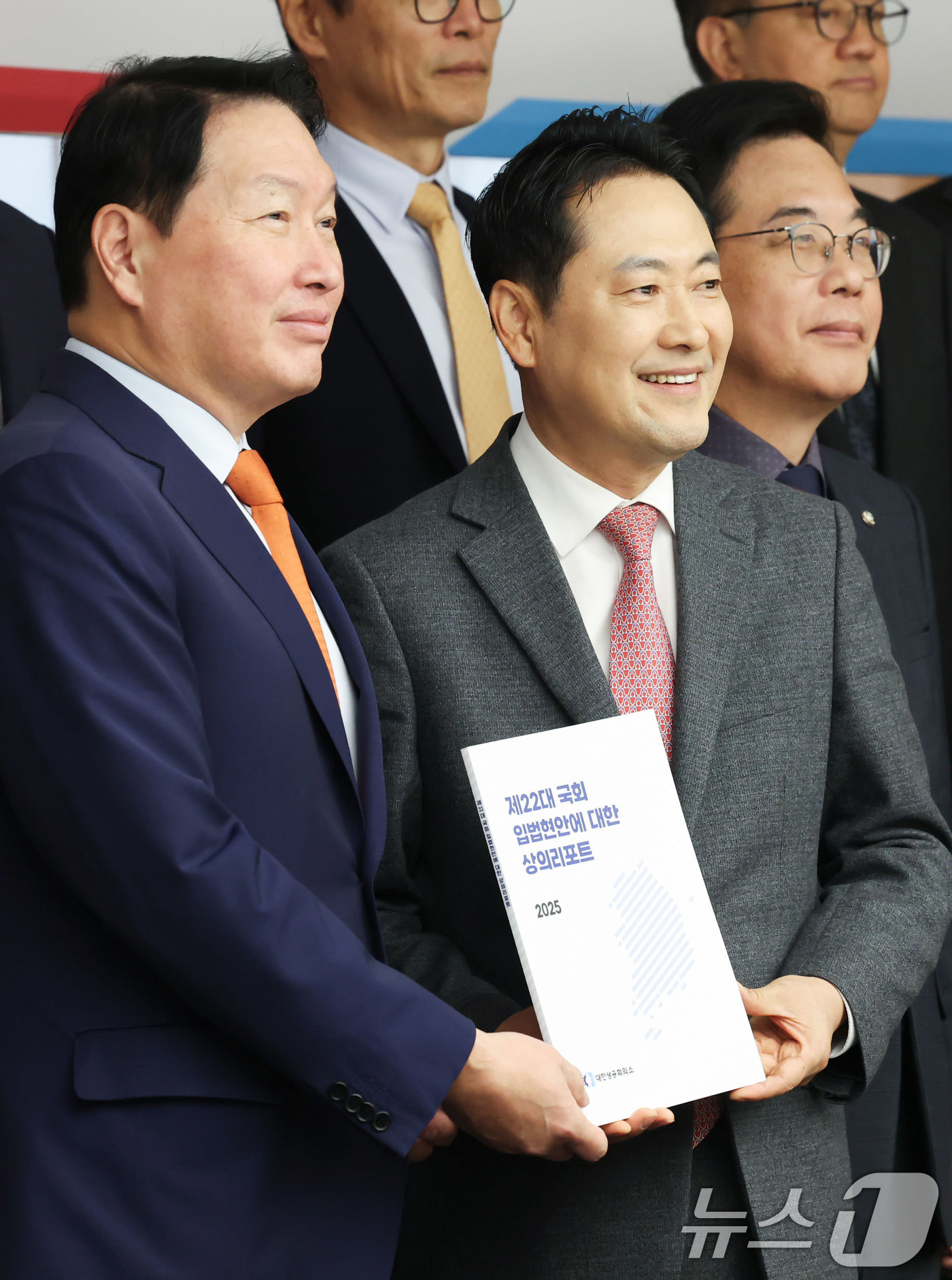 (서울=뉴스1) 박지혜 기자 = 최태원 대한상공회의소 회장이 19일 서울 중구 대한상공회의소에서 열린 '국민의힘-대한상공회의소 정책간담회'에 참석해 장동혁 국민의힘 대표에게 정책제 …