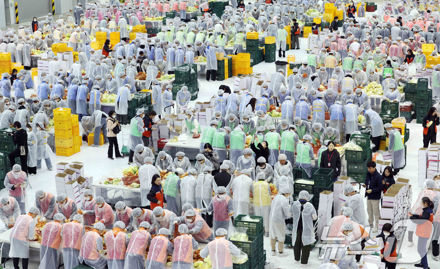 (부산=뉴스1) 윤일지 기자 = 19일 부산 해운대구 벡스코 제2전시장에서 열린 '2025 사랑의 김치나눔 한마당'에서 자원봉사자들이 김장을 하고 있다.후원 기업·기관 임직원, 자 …
