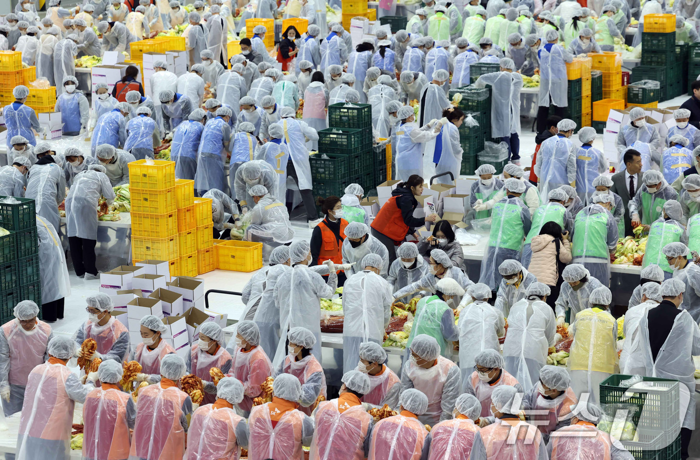 (부산=뉴스1) 윤일지 기자 = 19일 부산 해운대구 벡스코 제2전시장에서 열린 '2025 사랑의 김치나눔 한마당'에서 자원봉사자들이 김장을 하고 있다.후원 기업·기관 임직원, 자 …