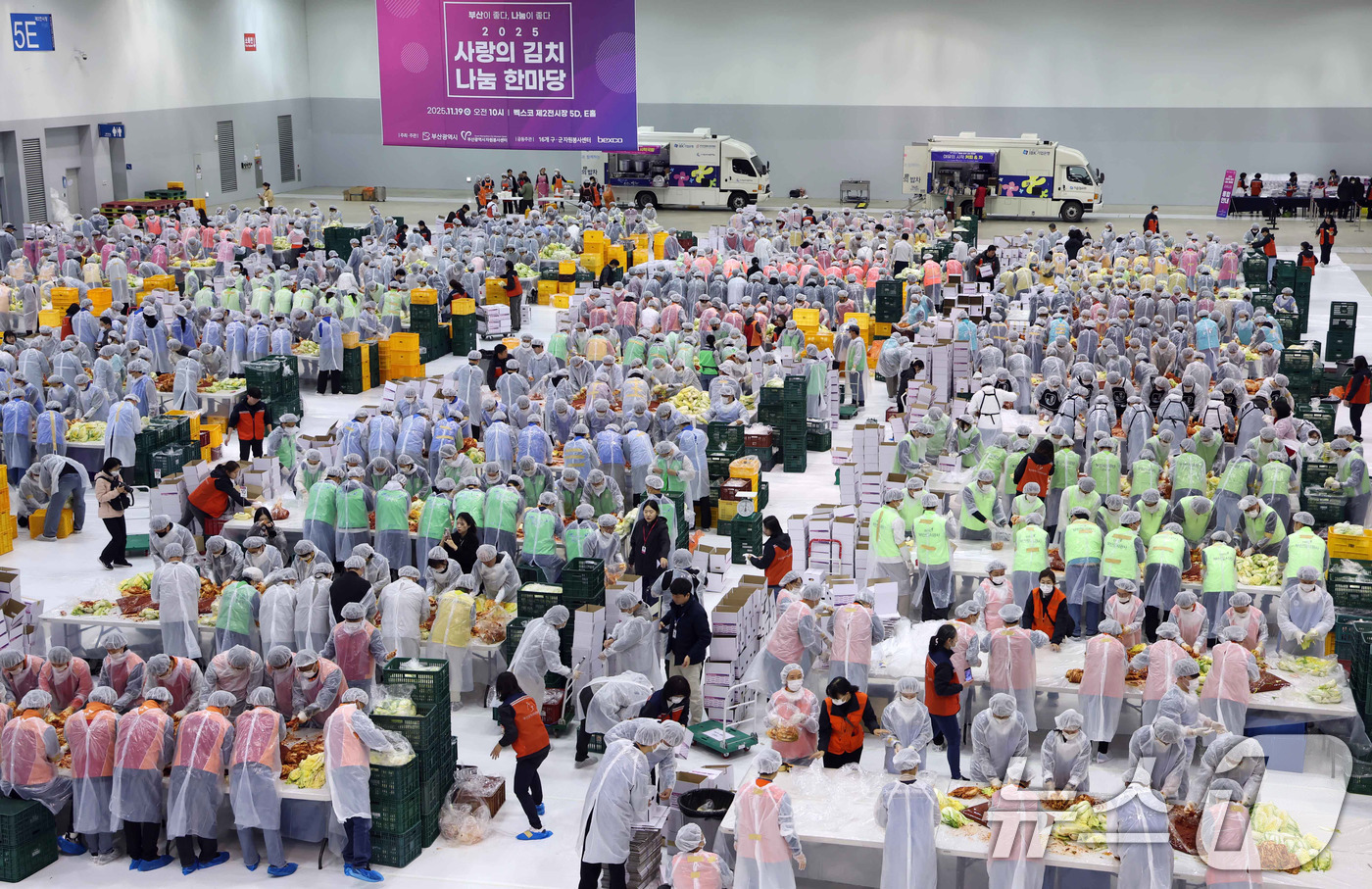 (부산=뉴스1) 윤일지 기자 = 19일 부산 해운대구 벡스코 제2전시장에서 열린 '2025 사랑의 김치나눔 한마당'에서 자원봉사자들이 김장을 하고 있다.후원 기업·기관 임직원, 자 …