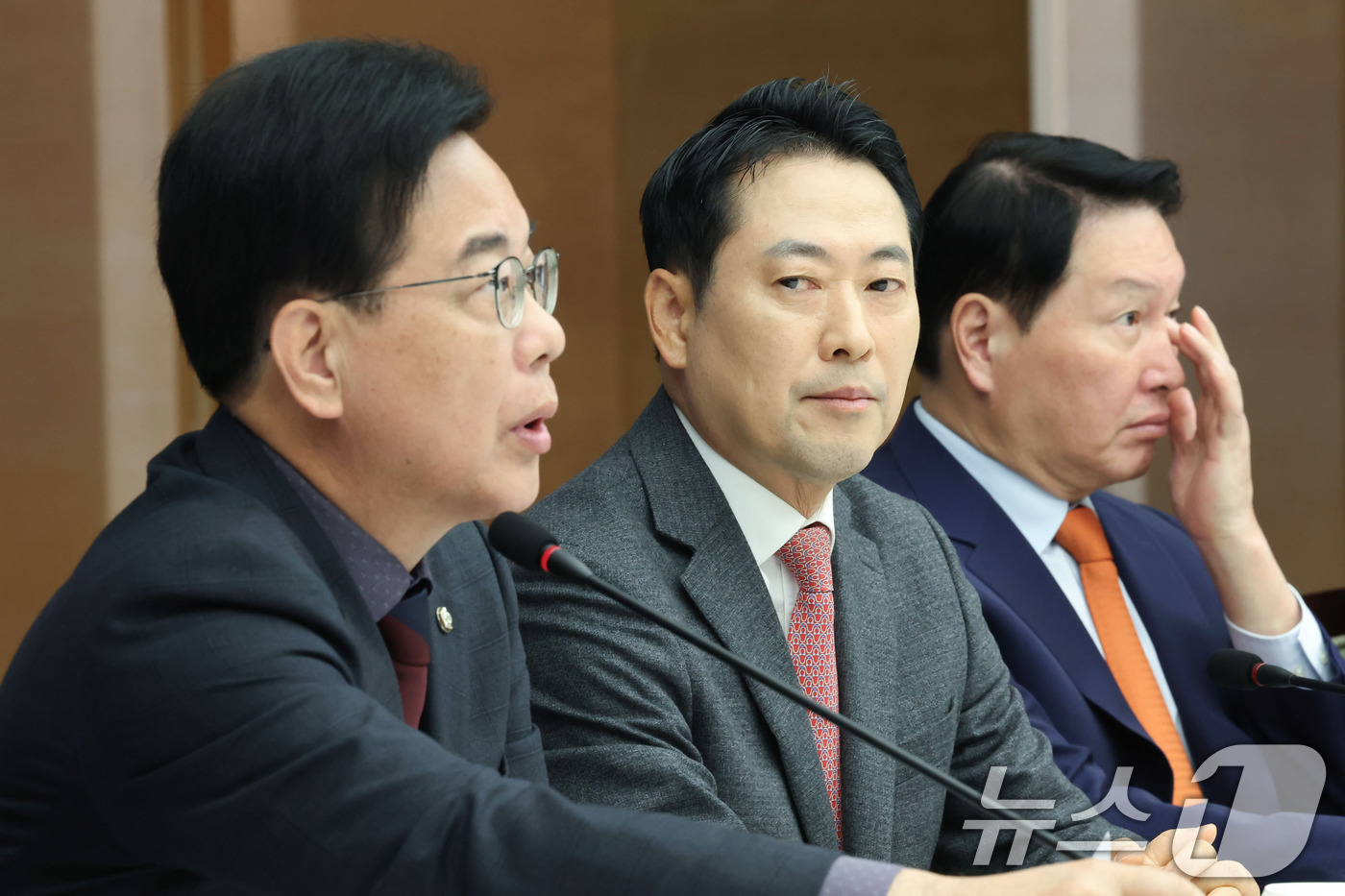 (서울=뉴스1) 박지혜 기자 = 장동혁 국민의힘 대표가 19일 서울 중구 대한상공회의소 챔버라운지에서 열린 '국민의힘-대한상공회의소 정책간담회'에 참석하고 있다.(공동취재) 202 …