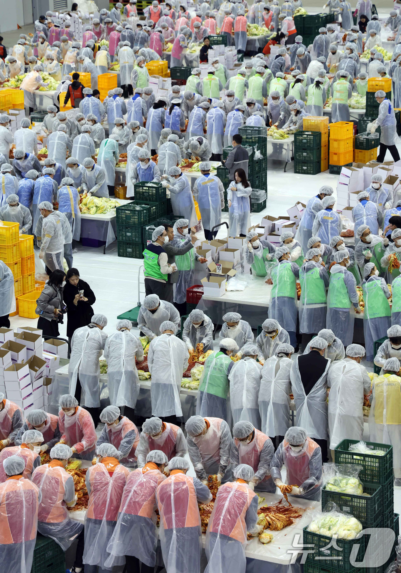 (부산=뉴스1) 윤일지 기자 = 19일 부산 해운대구 벡스코 제2전시장에서 열린 '2025 사랑의 김치나눔 한마당'에서 자원봉사자들이 김장을 하고 있다.후원 기업·기관 임직원, 자 …