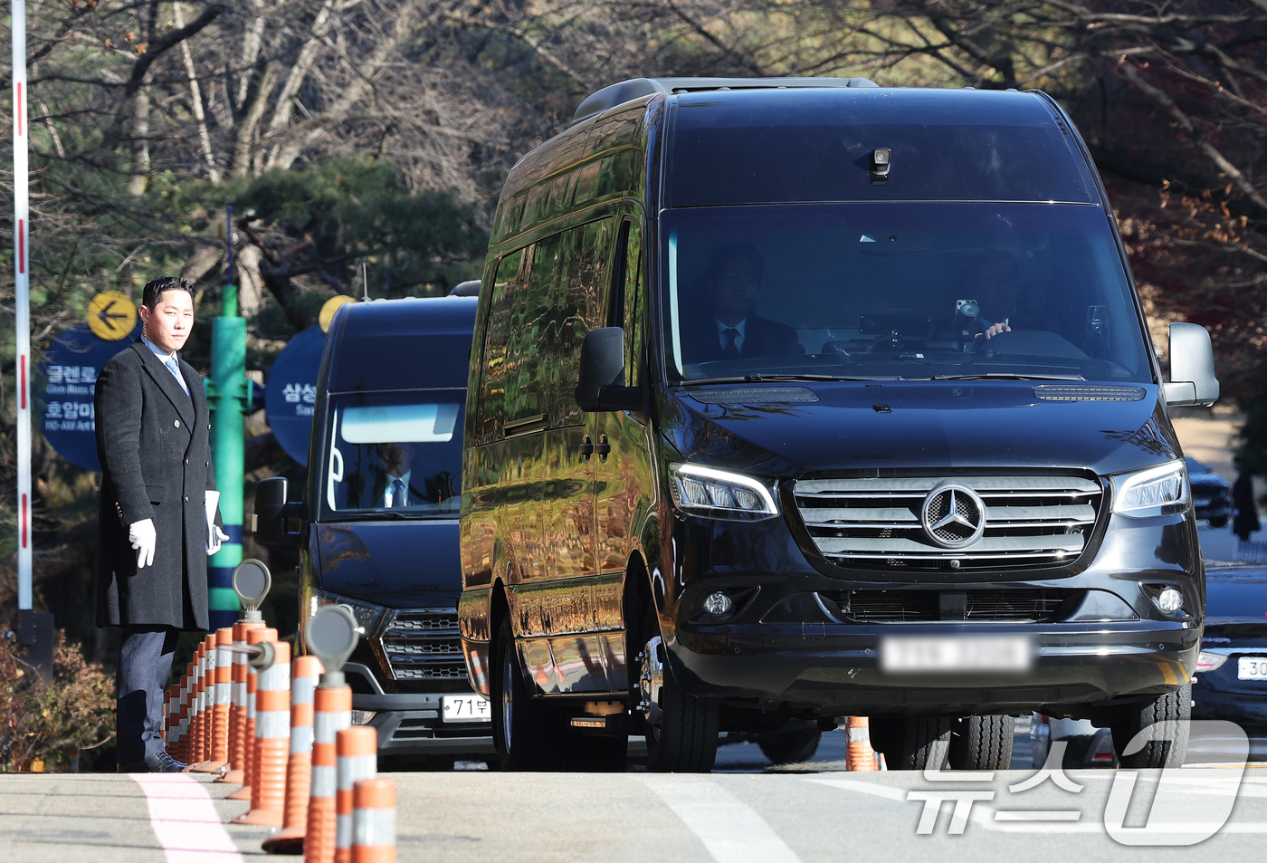 (용인=뉴스1) 김영운 기자 = 호암 이병철 삼성 창업회장 38주기 추도식이 열린 19일 경기 용인시 처인구 호암미술관 인근 선영에서 차량이 나오고 있다. (공동취재) 2025.1 …