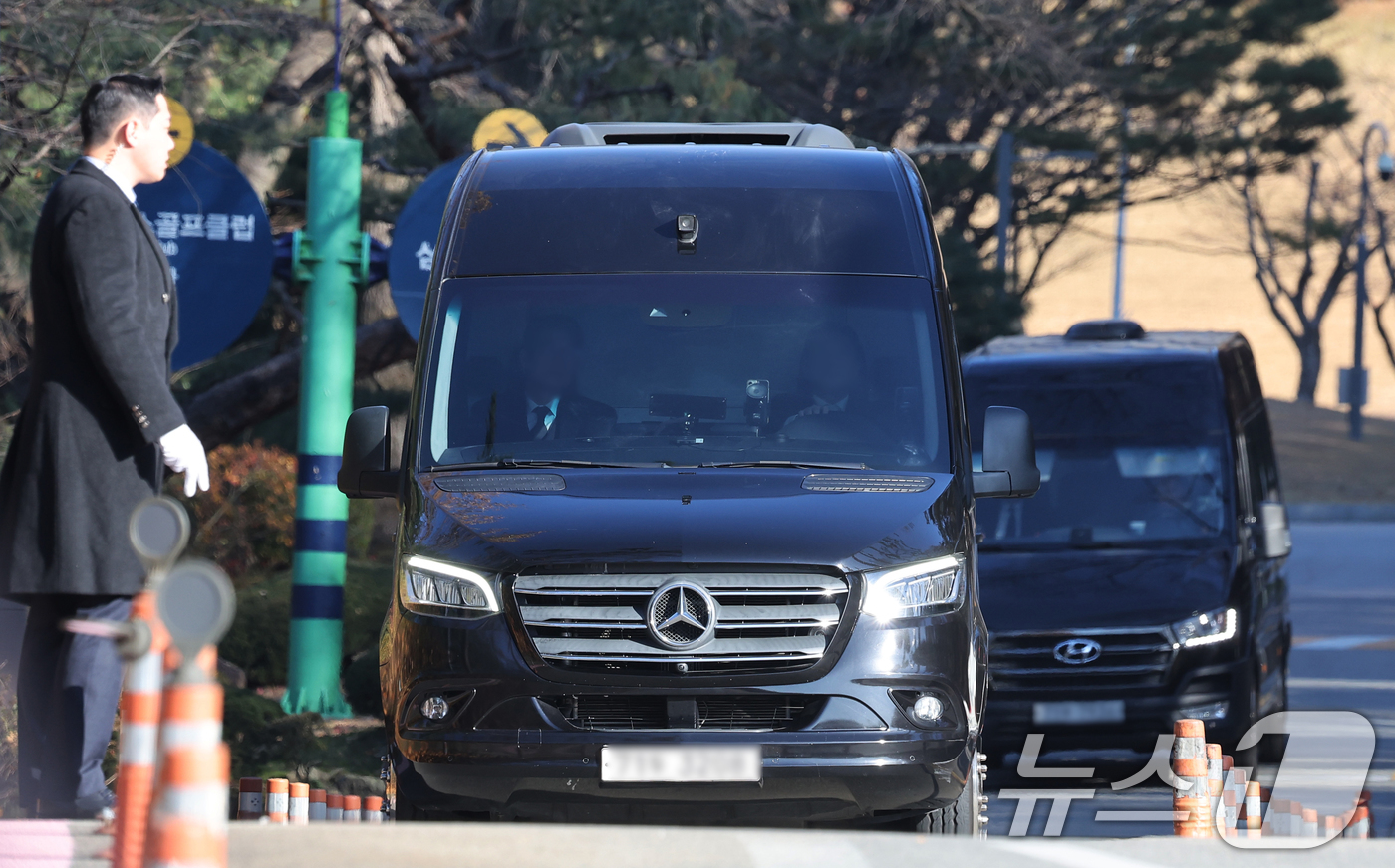 (용인=뉴스1) 김영운 기자 = 호암 이병철 삼성 창업회장 38주기 추도식이 열린 19일 경기 용인시 처인구 호암미술관 인근 선영에서 차량이 나오고 있다. (공동취재) 2025.1 …