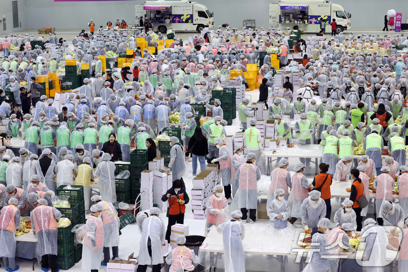 (부산=뉴스1) 윤일지 기자 = 19일 부산 해운대구 벡스코 제2전시장에서 열린 '2025 사랑의 김치나눔 한마당'에서 자원봉사자들이 김장을 하고 있다.후원 기업·기관 임직원, 자 …