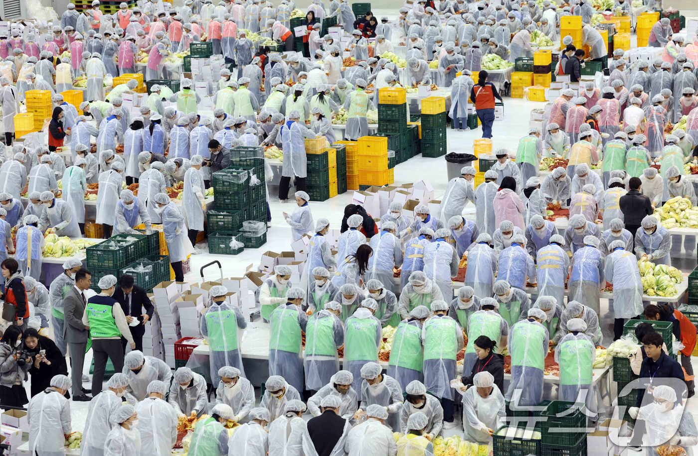 (부산=뉴스1) 윤일지 기자 = 19일 부산 해운대구 벡스코 제2전시장에서 열린 '2025 사랑의 김치나눔 한마당'에서 자원봉사자들이 김장을 하고 있다.후원 기업·기관 임직원, 자 …