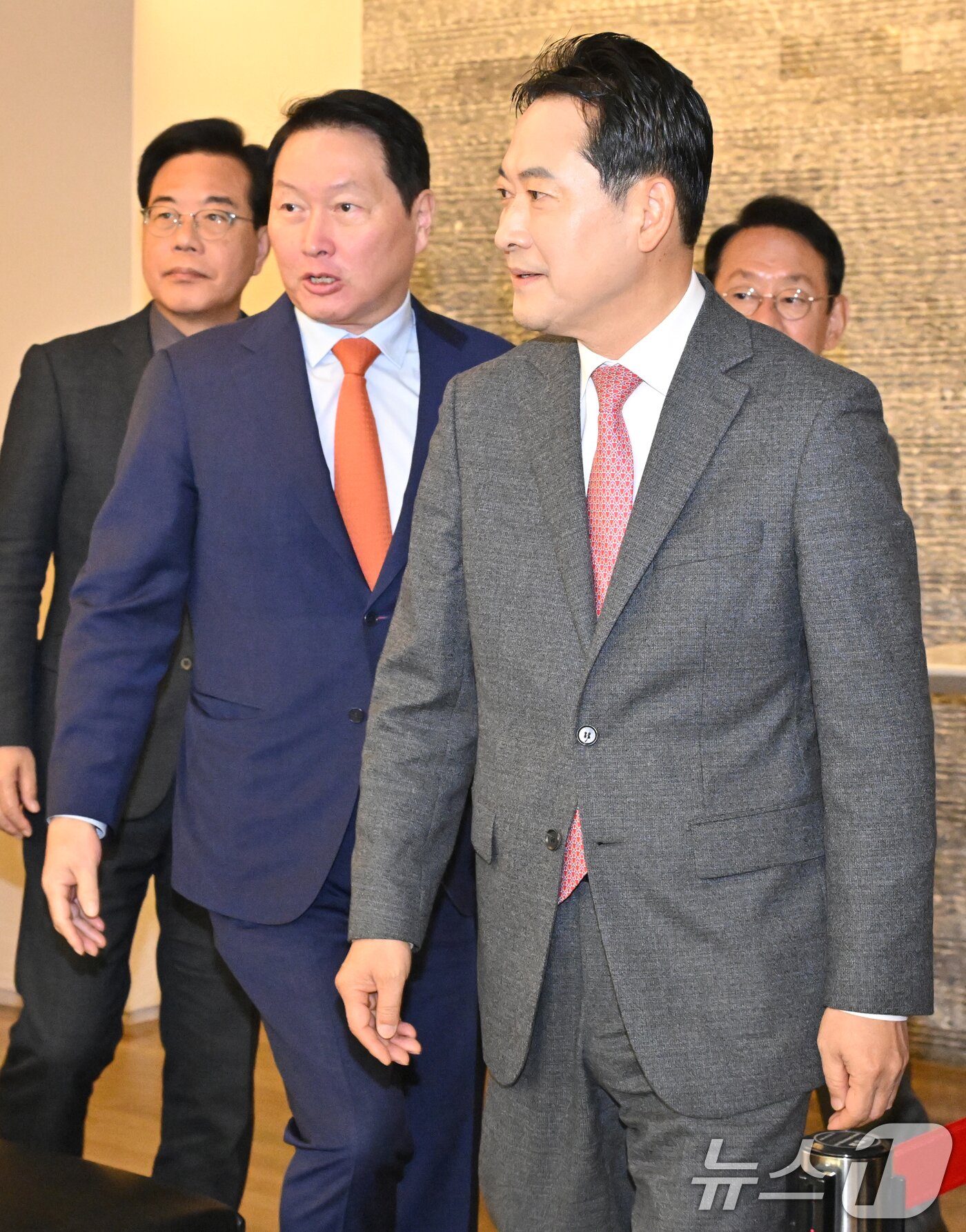 본문 이미지 - 장동혁 국민의힘 대표와 최태원 대한상공회의소 회장이 19일 서울 중구 대한상의에서 열린 정책 간담회에 참석하고 있다. (공동취재) 2025.11.19/뉴스1 ⓒ News1 박지혜 기자