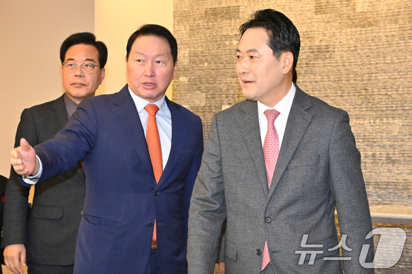 (서울=뉴스1) 박지혜 기자 = 장동혁 국민의힘 대표와 최태원 대한상공회의소 회장이 19일 서울 중구 대한상의에서 열린 정책 간담회에 참석하고 있다. (공동취재) 2025.11.1 …