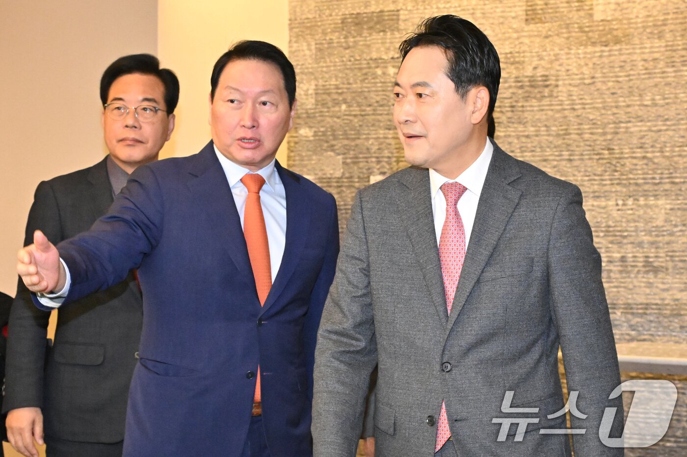 본문 이미지 - 장동혁 국민의힘 대표와 최태원 대한상공회의소 회장이 19일 서울 중구 대한상의에서 열린 정책 간담회에 참석하고 있다. &#40;공동취재&#41; 2025.11.19/뉴스1 ⓒ News1 박지혜 기자