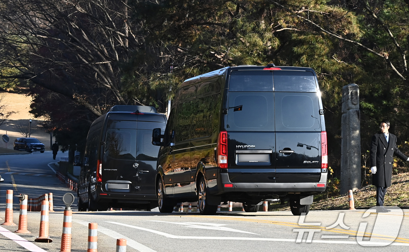 (용인=뉴스1) 김영운 기자 = 호암 이병철 삼성 창업회장 38주기 추도식이 열린 19일 경기 용인시 처인구 호암미술관 인근 선영으로 차량이 들어가고 있다. (공동취재) 2025. …