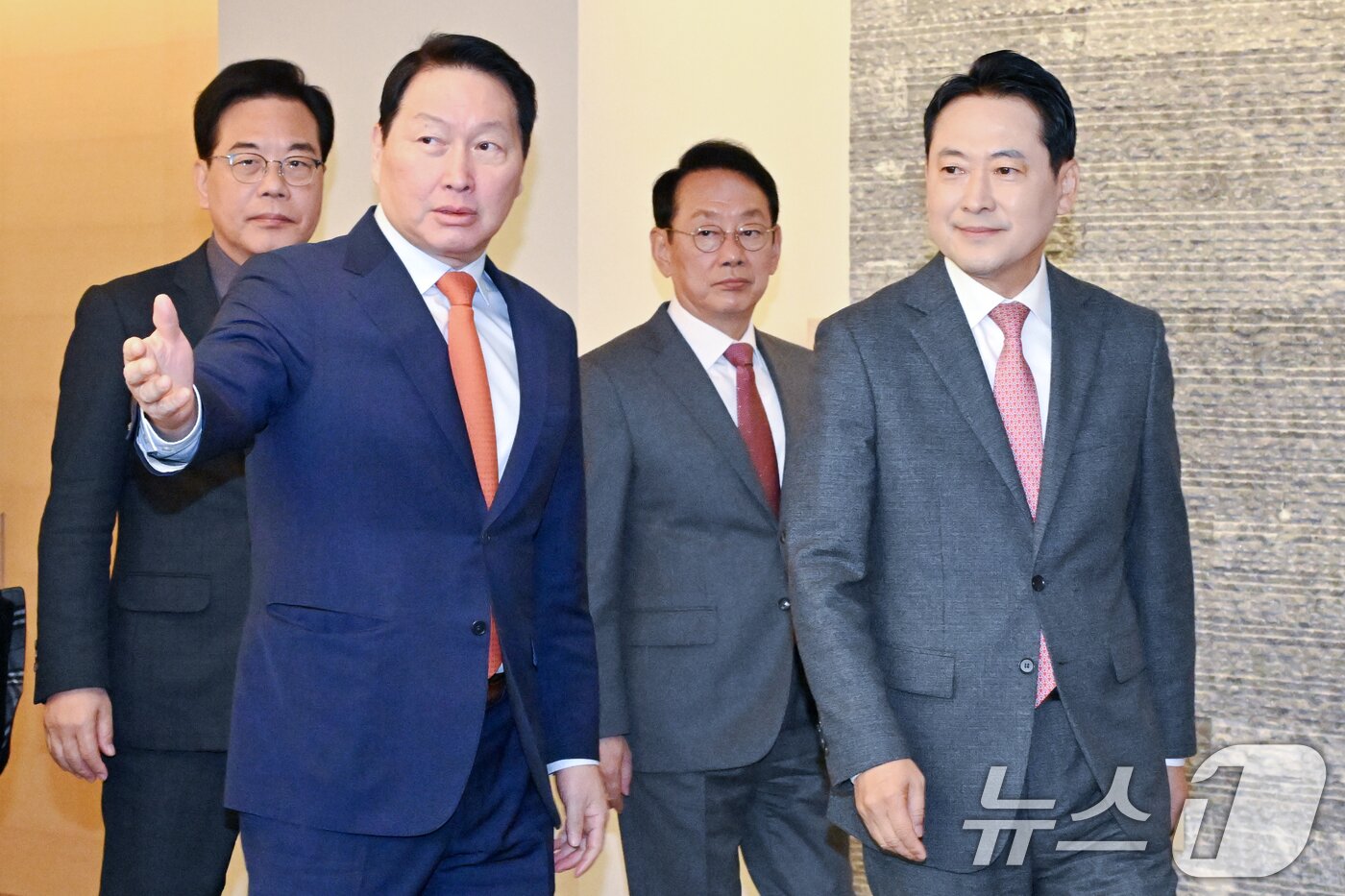 본문 이미지 - 장동혁 국민의힘 대표와 최태원 대한상공회의소 회장이 19일 서울 중구 대한상의에서 열린 정책 간담회에 참석하고 있다.(공동취재)2025.11.19/뉴스1 ⓒ News1 박지혜 기자