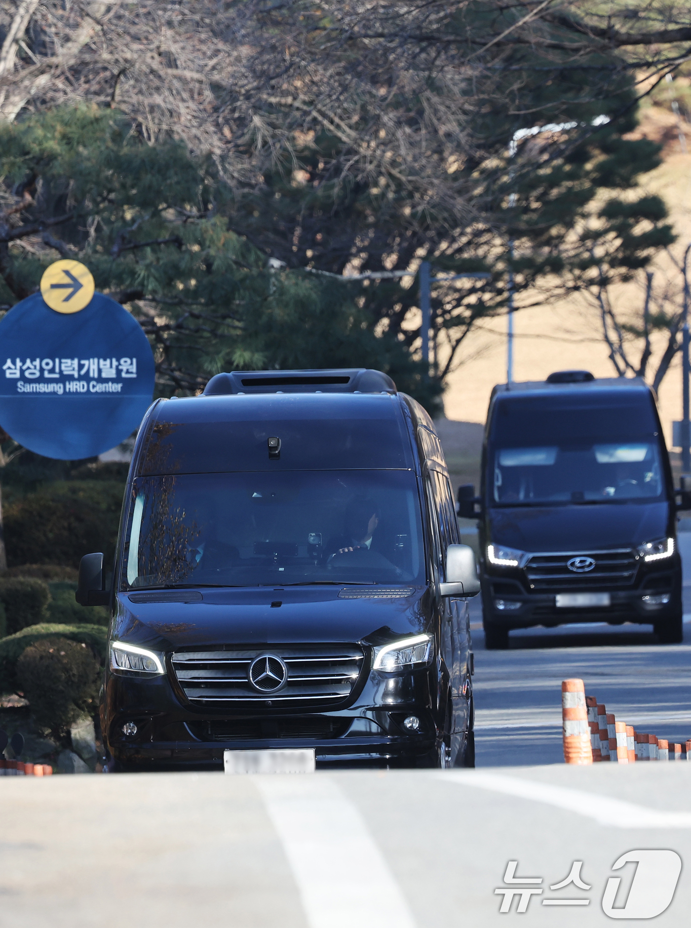 (용인=뉴스1) 김영운 기자 = 호암 이병철 삼성 창업회장 38주기 추도식이 열린 19일 경기 용인시 처인구 호암미술관 인근 선영에서 차량이 나오고 있다. (공동취재) 2025.1 …