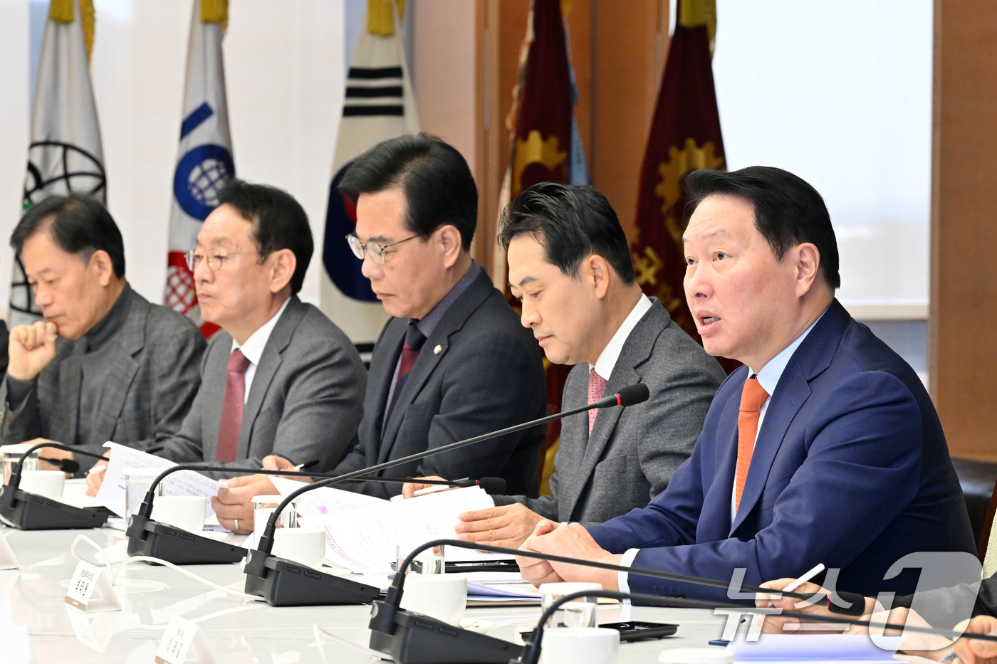 (서울=뉴스1) 박지혜 기자 = 최태원 대한상의 회장이 19일 서울 중구 대한상공회의소 챔버라운지에서 열린 '국민의힘-대한상공회의소 정책간담회'에서 모두 발언을 하고 있다.(공동취 …