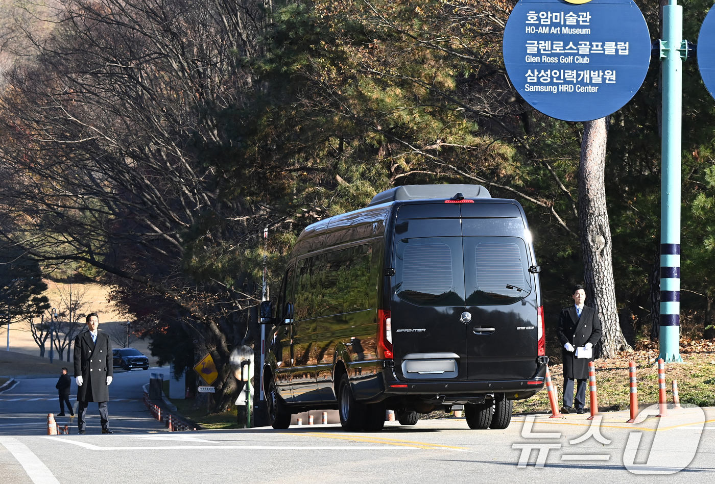 (용인=뉴스1) 김영운 기자 = 호암 이병철 삼성 창업회장 38주기 추도식이 열린 19일 경기 용인시 처인구 호암미술관 인근 선영으로 차량이 들어가고 있다. (공동취재) 2025. …