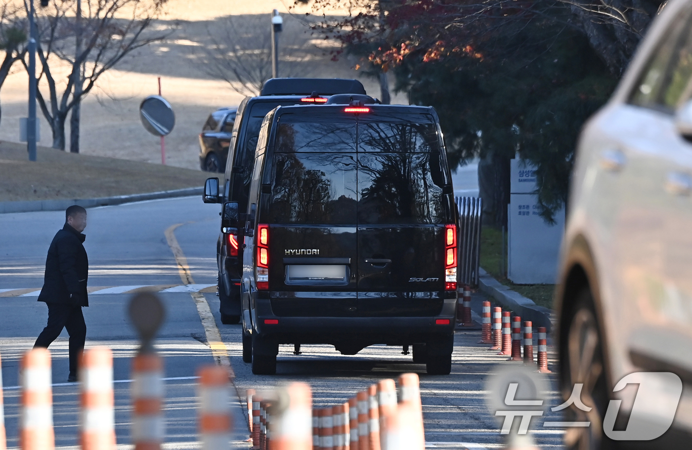(용인=뉴스1) 김영운 기자 = 호암 이병철 삼성 창업회장 38주기 추도식이 열린 19일 경기 용인시 처인구 호암미술관 인근 선영으로 차량이 들어가고 있다. (공동취재) 2025. …