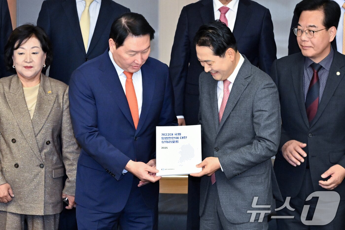 본문 이미지 - 최태원 대한상공회의소 회장(왼쪽 두 번째)이 19일 서울 중구 대한상의에서 열린 정책 간담회에서 장동혁 국민의힘 대표에게 '제22대 국회 입법현안에 대한 상의리포트'를 전달하고 있다. (공동취재) 2025.11.19/뉴스1 ⓒ News1 박지혜 기자