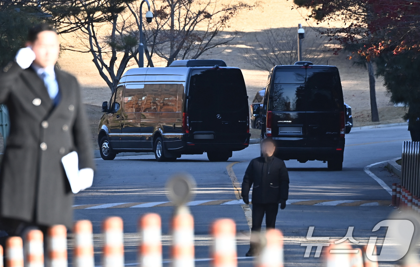 (용인=뉴스1) 김영운 기자 = 호암 이병철 삼성 창업회장 38주기 추도식이 열린 19일 경기 용인시 처인구 호암미술관 인근 선영으로 차량이 들어가고 있다. (공동취재) 2025. …